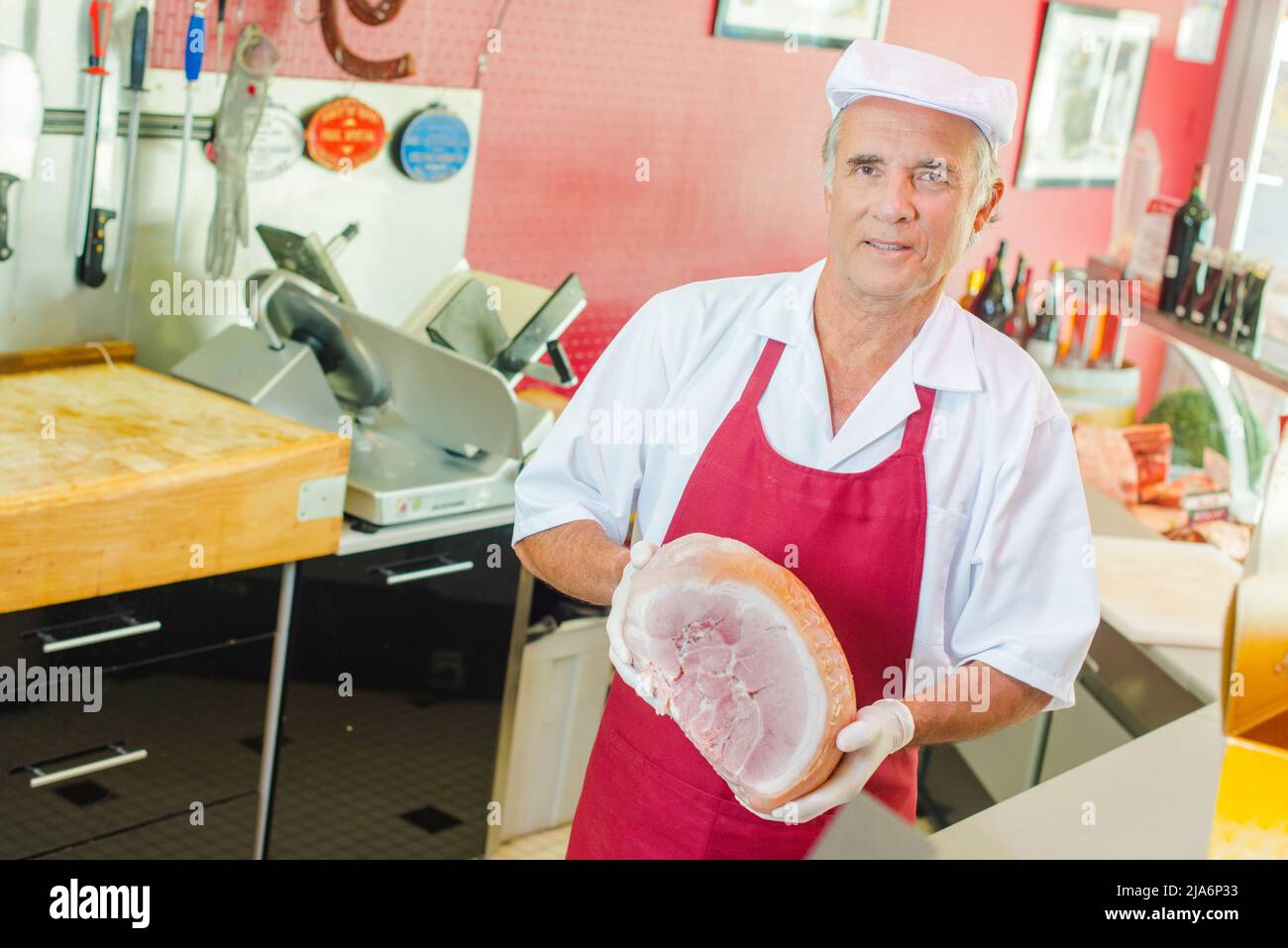 Butcher holding giunto di prosciutto Foto Stock