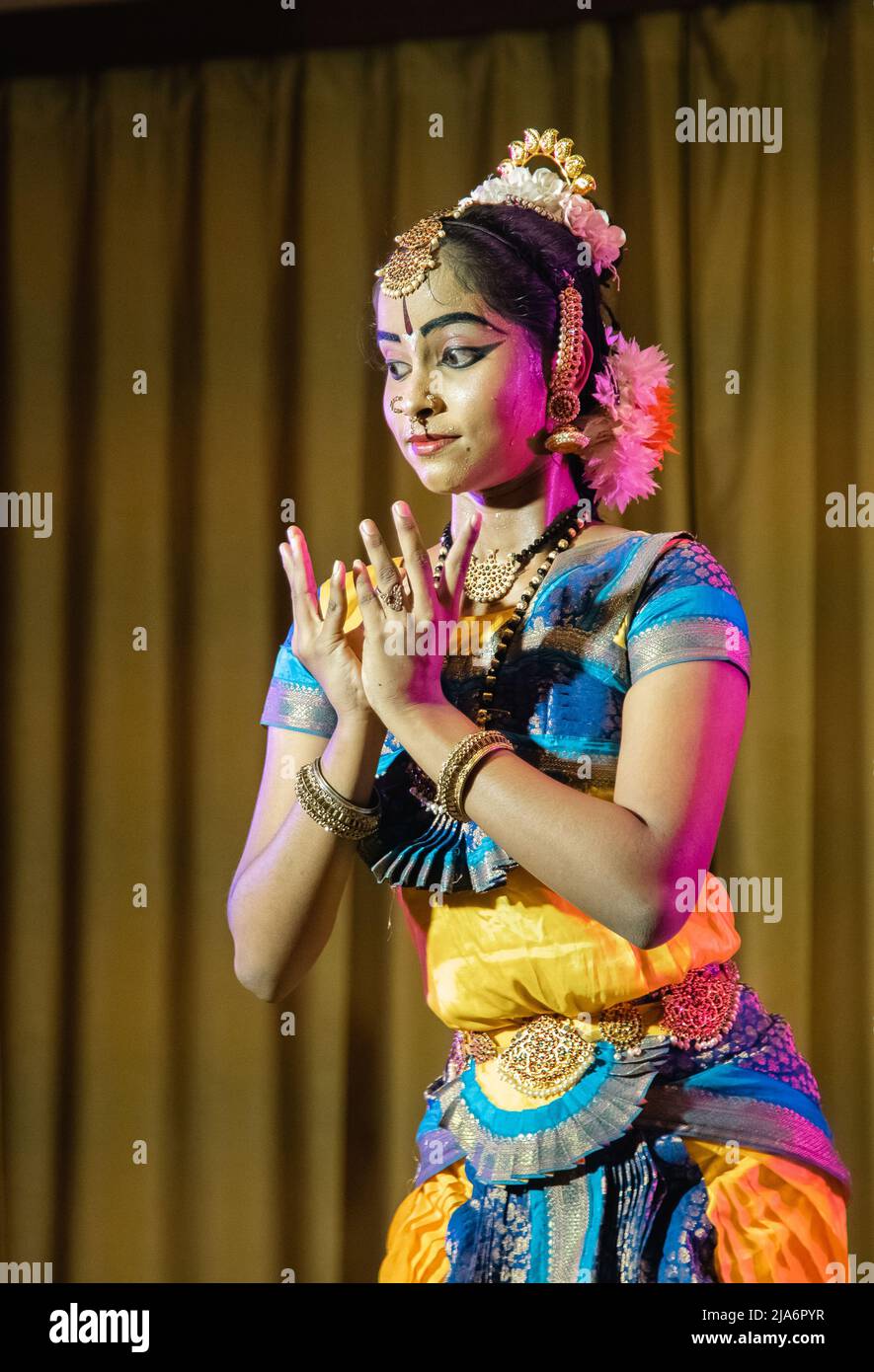 Indian Girl dancing Bhrathanatiyam sul palco - Asian girl 20-25 anni. Foto Stock