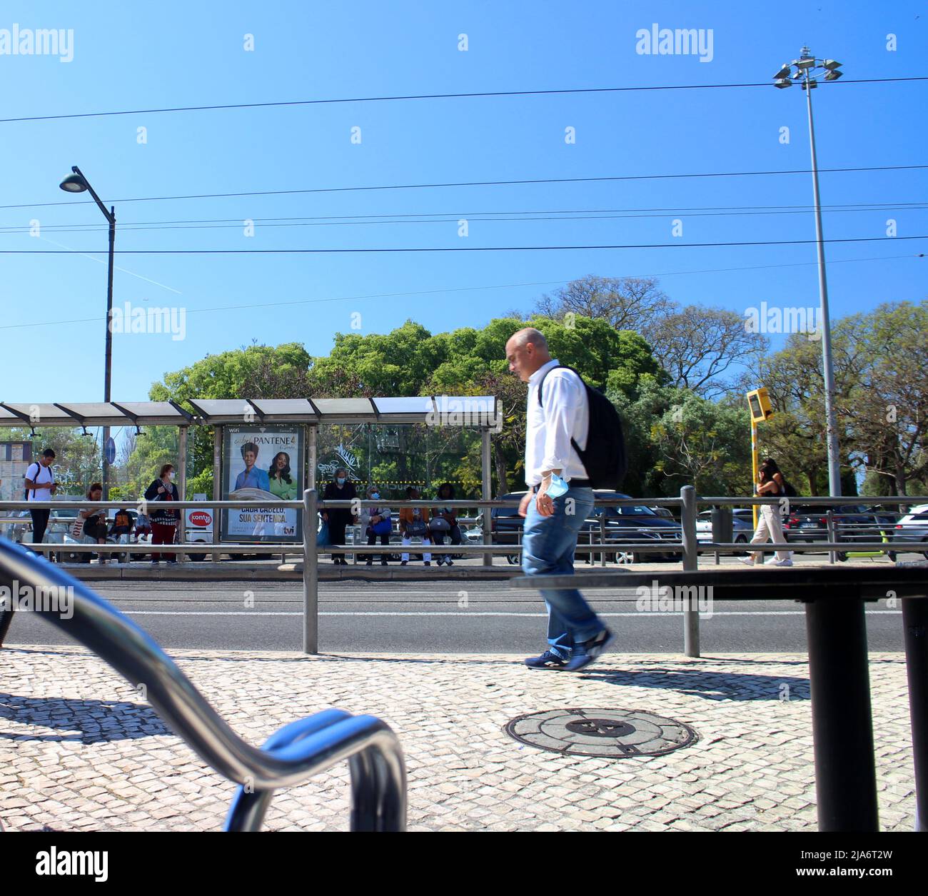 Fermata dell'autobus Lisbona con mascherine pubbliche post pandemiche Foto Stock
