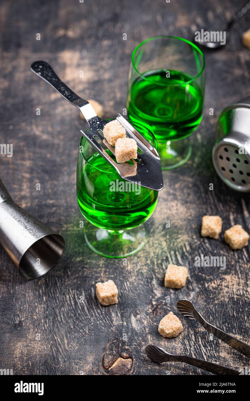 Bicchiere di assenzio con zucchero di canna Foto Stock