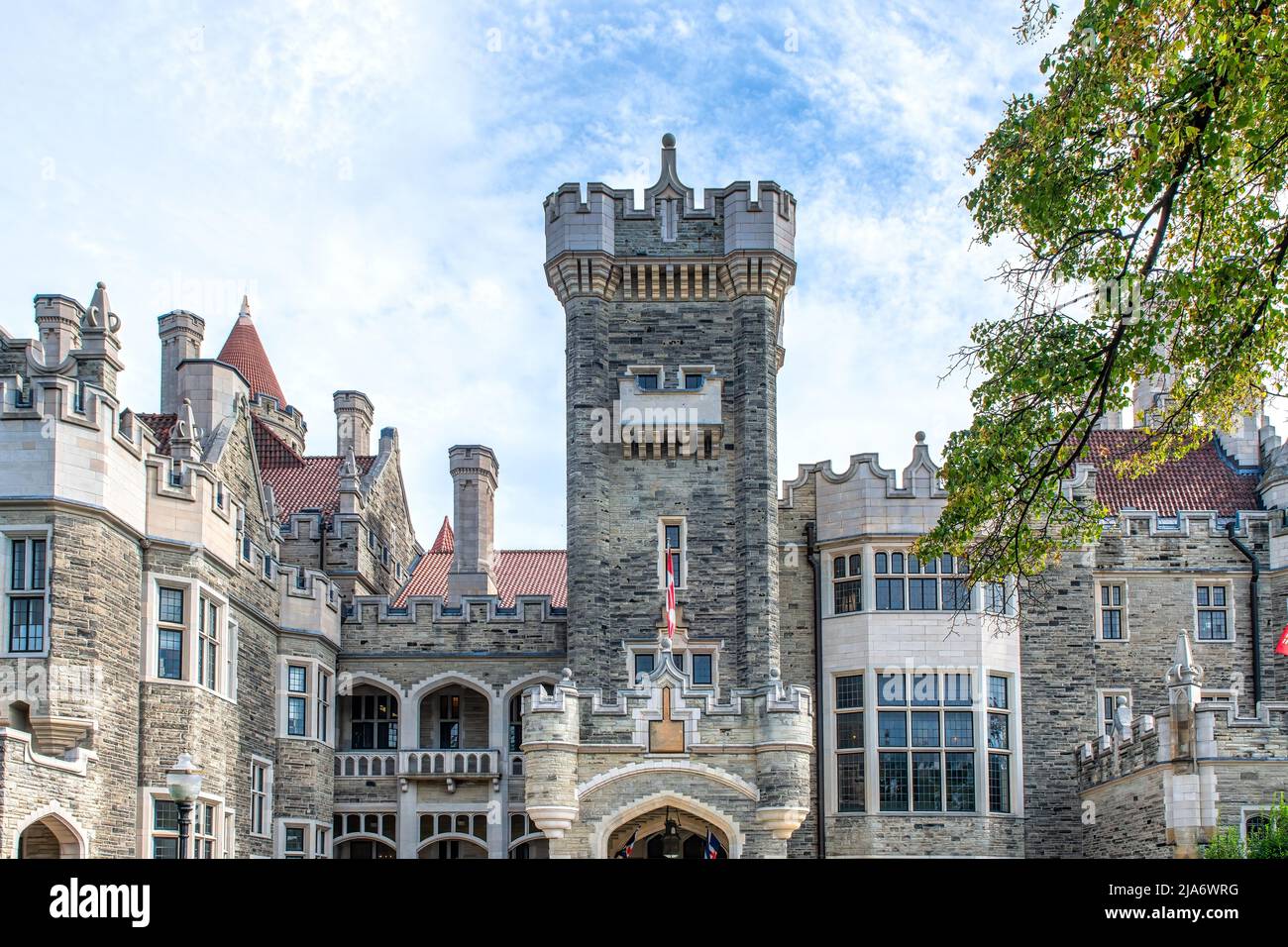 Casa Loma, vista frontale della facciata o parete esterna. Il castello in stile medievale è un luogo famoso e una delle principali attrazioni turistiche della capitale Foto Stock