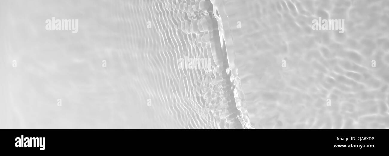 Trama dell'acqua con riflessi solari e onde sulla superficie dell'acqua. Effetto overlay per foto o mockup. Effetto caustico di ombra grigio chiaro organico Foto Stock