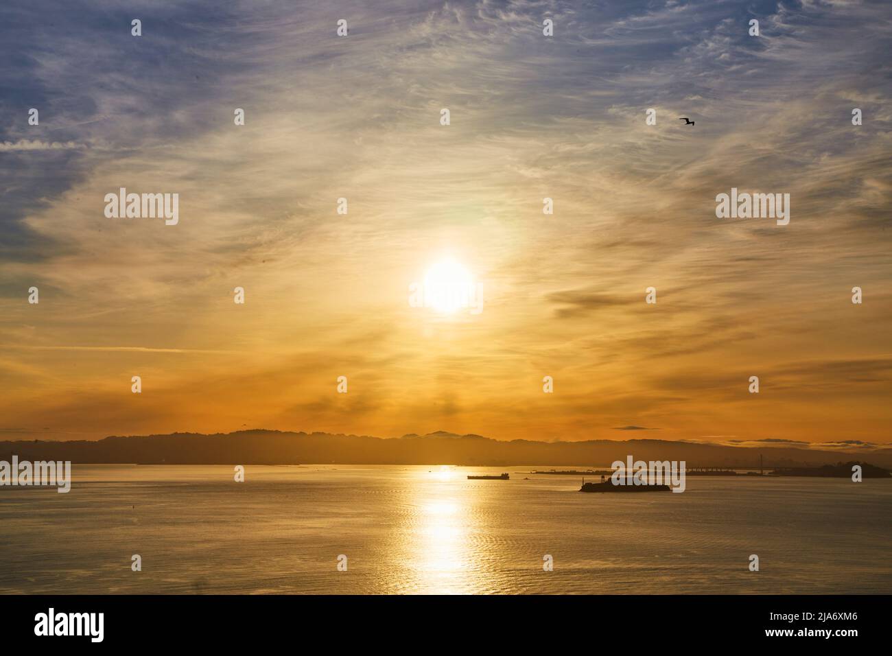 Isola della prigione di Alcatraz nella baia di San Francisco all'alba Foto Stock