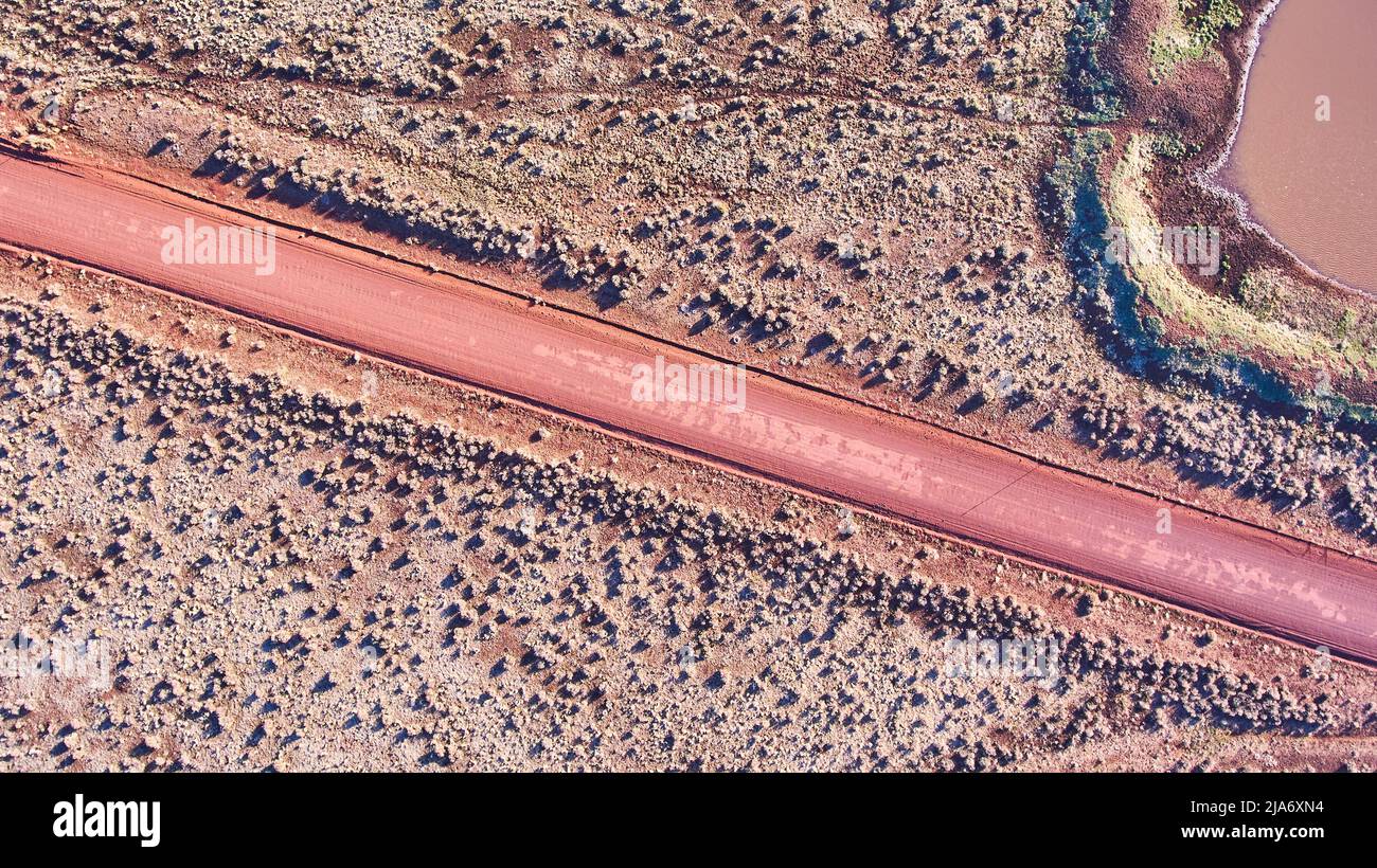 Antenna di strada sterrata rossa in pianure desertiche Foto Stock