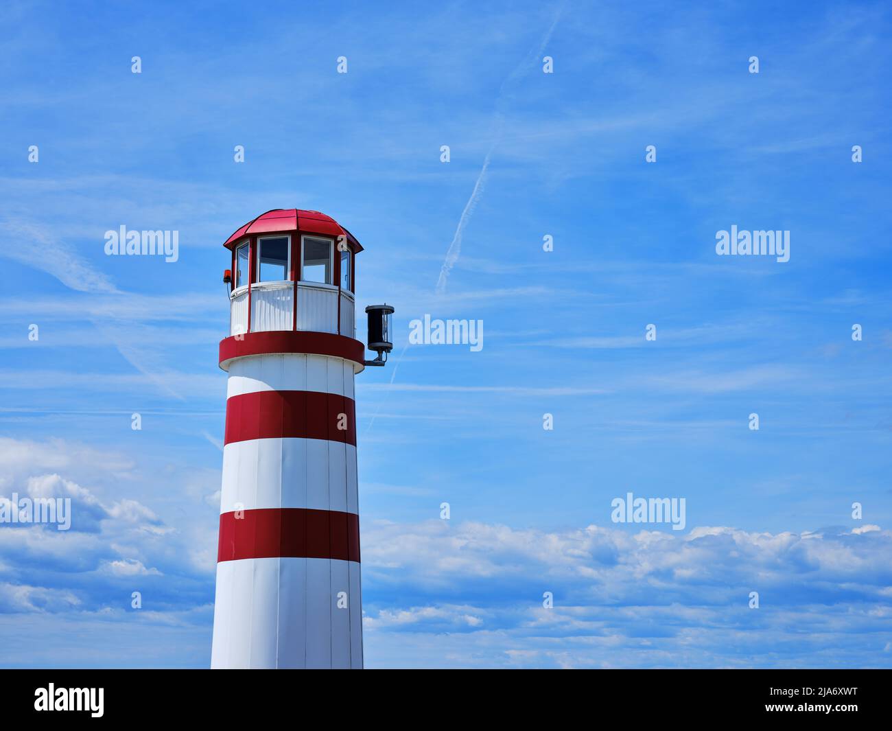 Faro rosso e bianco a Podersdorf am SEE, Austria, contro un cielo estivo blu sul lago Neusiedl. Foto Stock