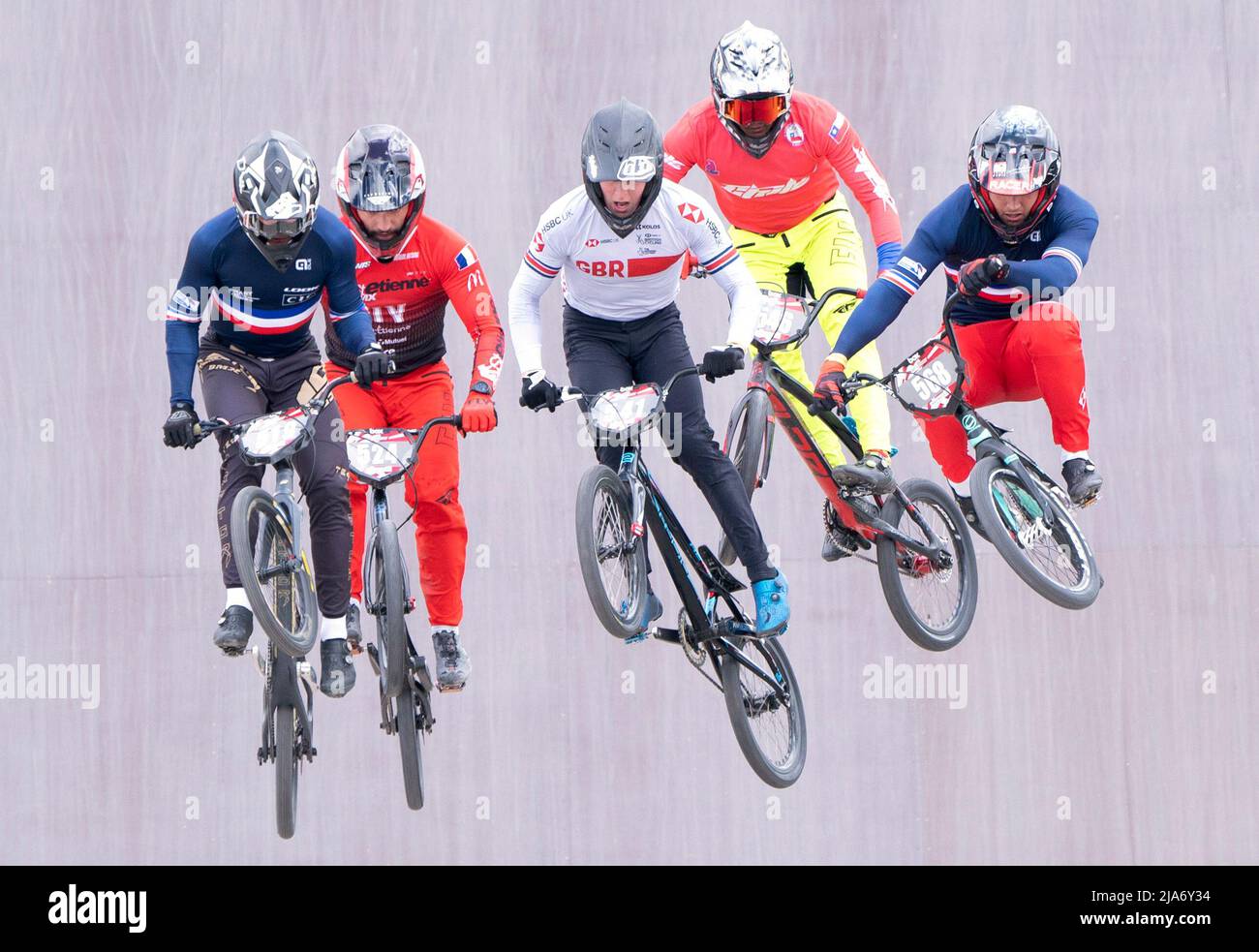 Piloti nel Round 1 del Men's U23 durante il giorno uno della UCI BMX Racing World Cup a Glasgow. Data foto: Sabato 28 maggio 2022. Foto Stock