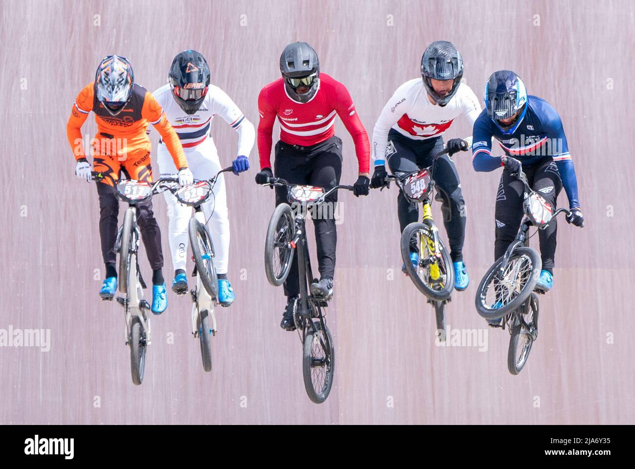 Piloti nel Round 1 del Men's U23 durante il giorno uno della UCI BMX Racing World Cup a Glasgow. Data foto: Sabato 28 maggio 2022. Foto Stock