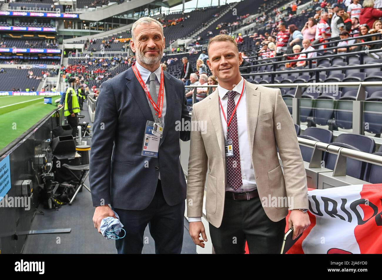 Ex giocatori Jamie Peacock e Kevin Brown in partecipazione al Tottenham Hotspur Stadium Foto Stock