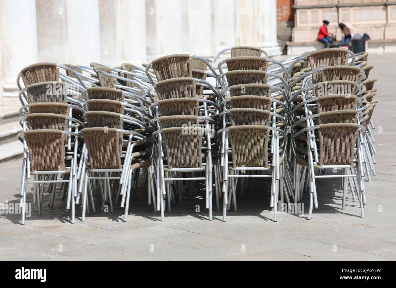 Sedie Ristorante Usati Sedie Tavoli Per Bar Usati Stock Sedie