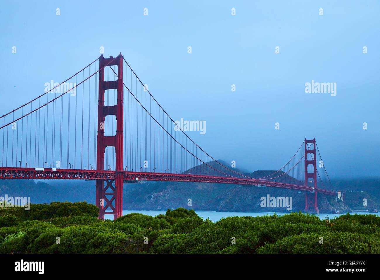 Mattina di nebbia dall'angolo sud-est del Golden Gate Bridge in California Foto Stock