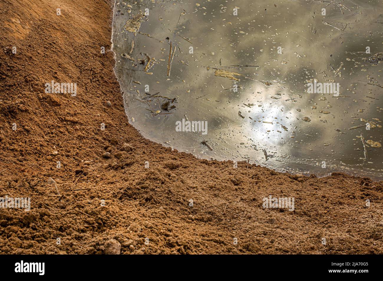 poluzione dell'olio sul closeup dell'acqua del lago Foto Stock