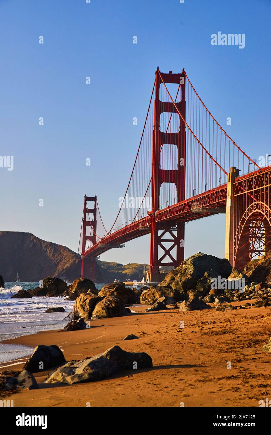 Golden Gate Bridge vicino alle spiagge sabbiose vicino al tramonto Foto Stock