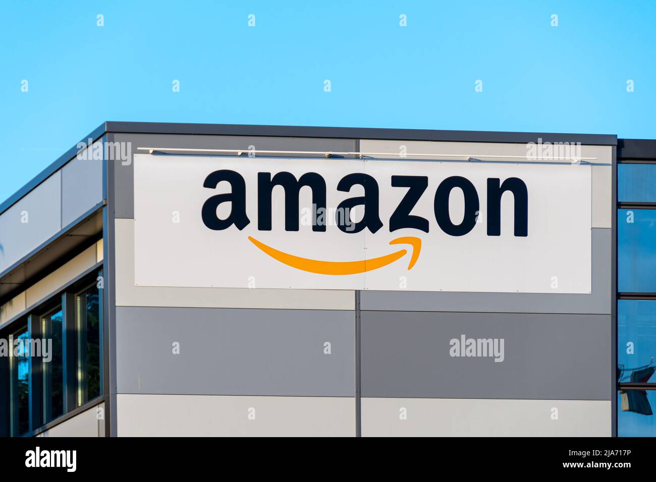 Logo sull'agenzia di consegna Amazon Logistics a Velizy-Villacoublay, Francia, al sud della regione di Parigi Foto Stock