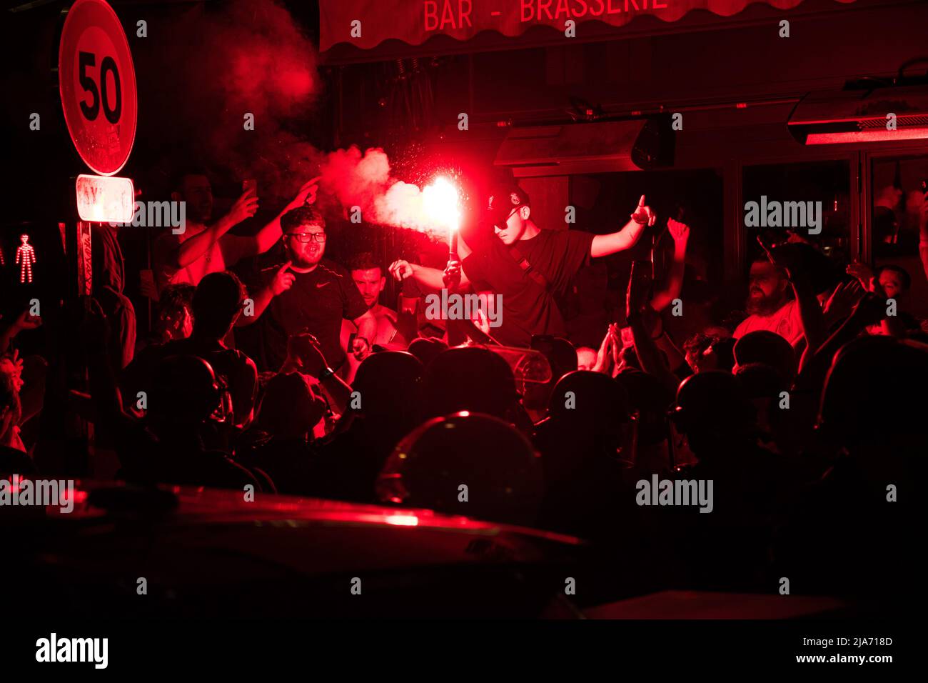 A Parigi, i tifosi di Liverpool si sono riuniti nel nord di Parigi 24 ore prima della finale della Champions League per festeggiare. Foto Stock
