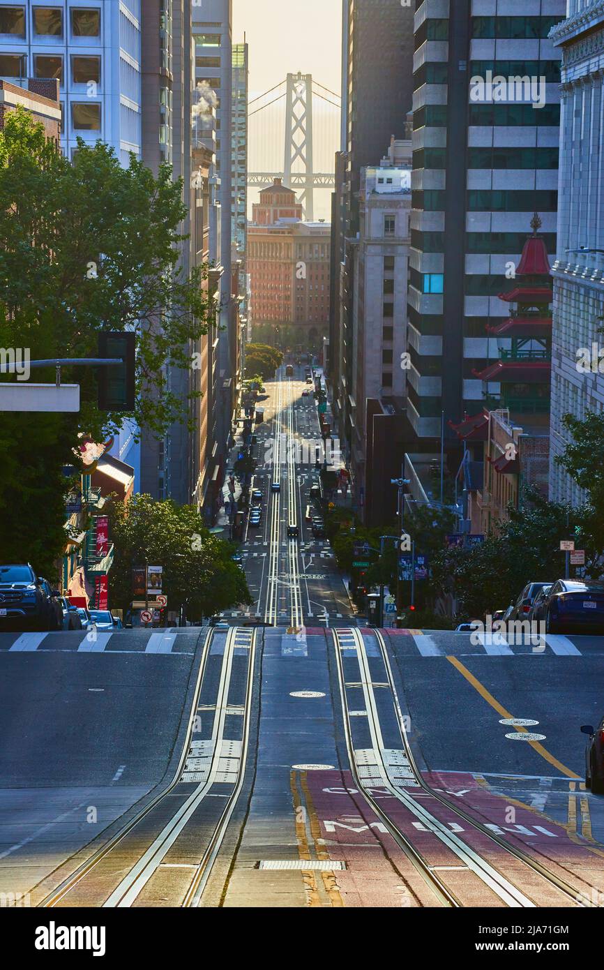 I binari del tram vuoti vanno verso l'Oakland Bay Bridge nel centro di San Francisco al mattino Foto Stock