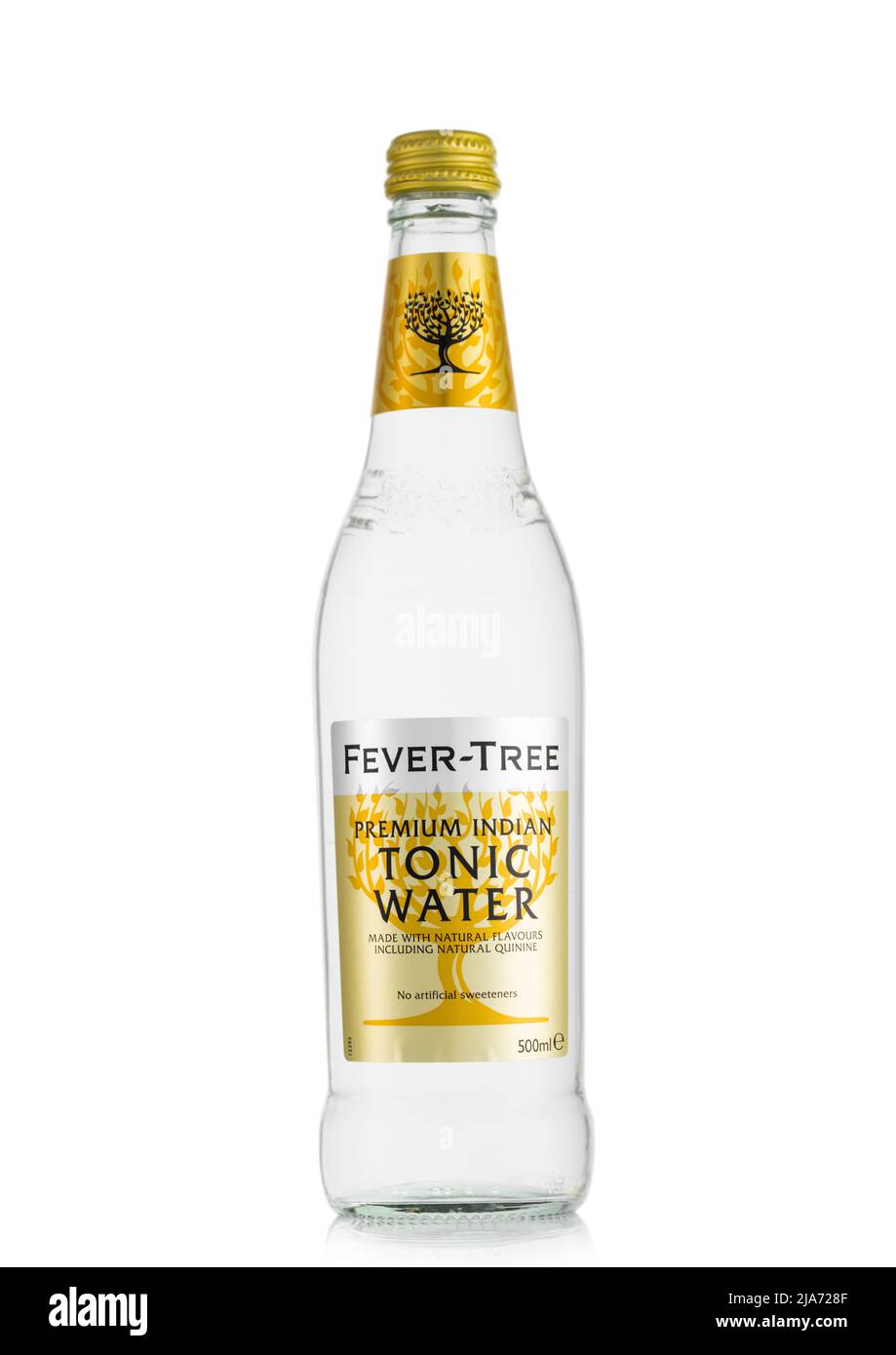 LONDRA,UK - 11 APRILE 2022: Bottiglia d'acqua Fever Tree Indian Tonic su bianco. Foto Stock