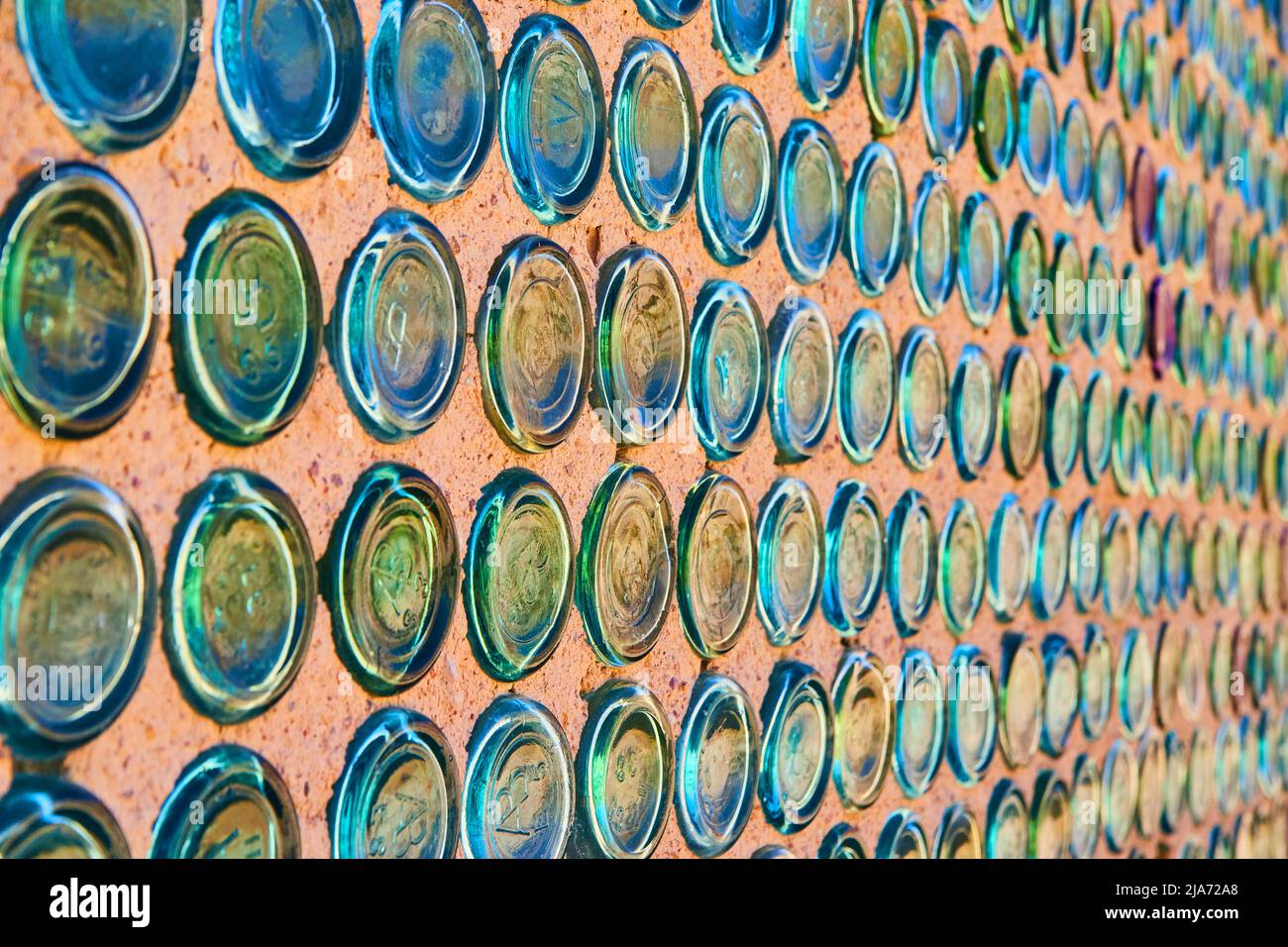 Parete colorata di bottiglie di vetro in casa nella città fantasma Rhyolite Foto Stock
