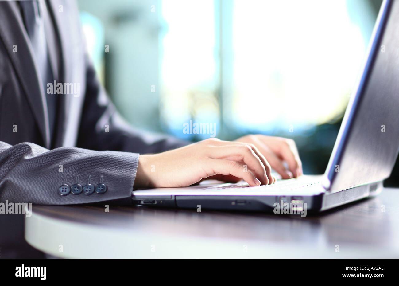 le mani degli uomini che digitano su una tastiera del laptop Foto Stock