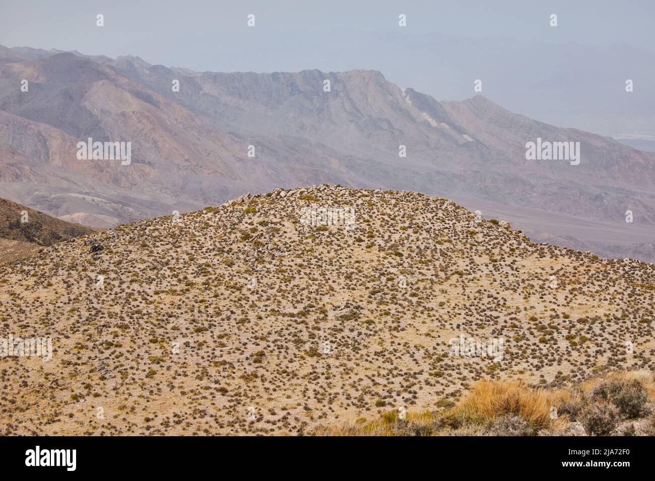 Montagne della Valle della morte ricoperte di sabbia e arbusti Foto Stock