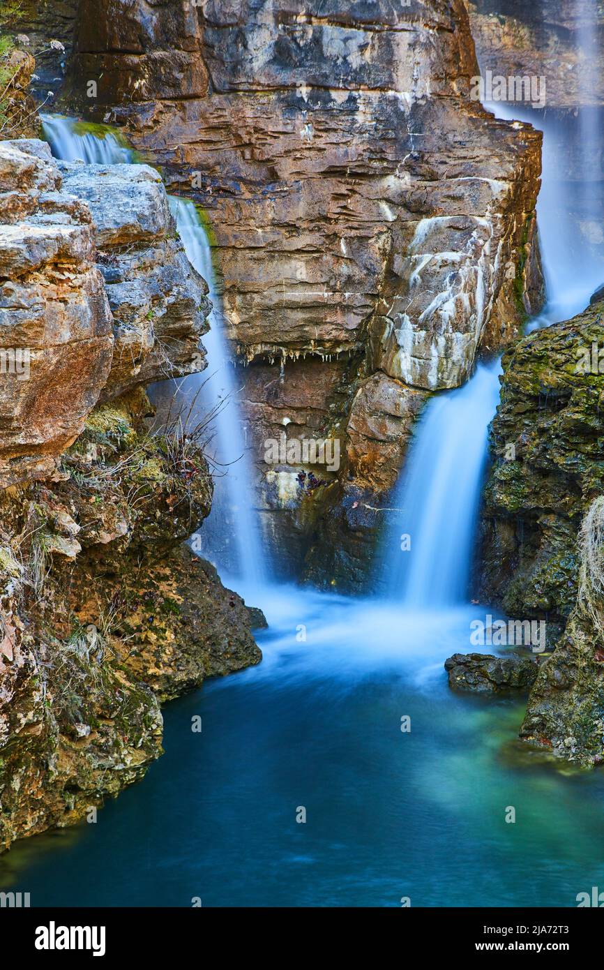 Dettaglio di due cascate che si riversano in un fiume attraverso scogliere rocciose Foto Stock