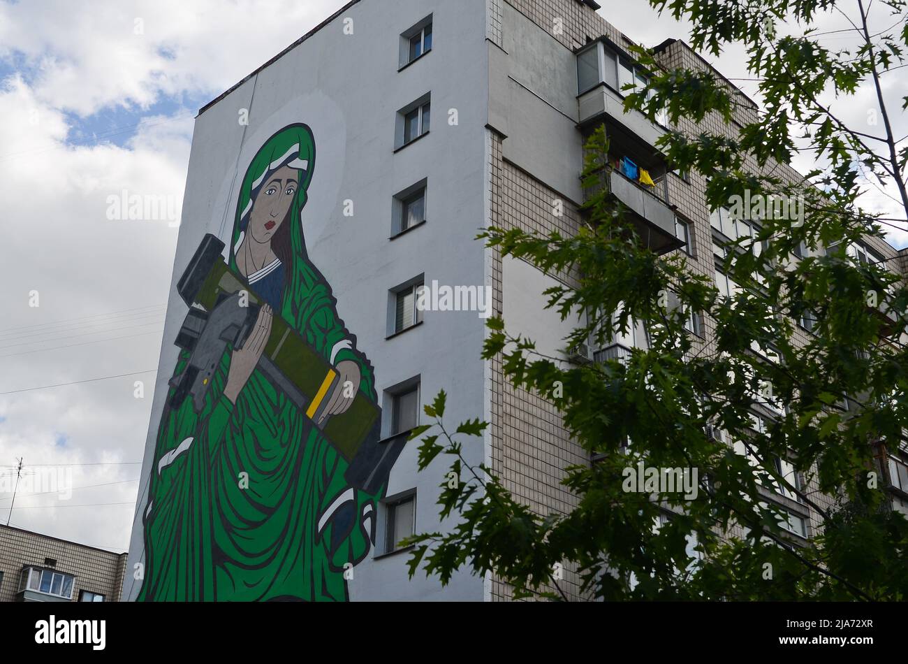 Non esclusiva: KIEV, UCRAINA - 26 MAGGIO 2022 - il murale di San Javelin è raffigurato sul muro di un edificio residenziale a nove piani nel Solomiansky Foto Stock