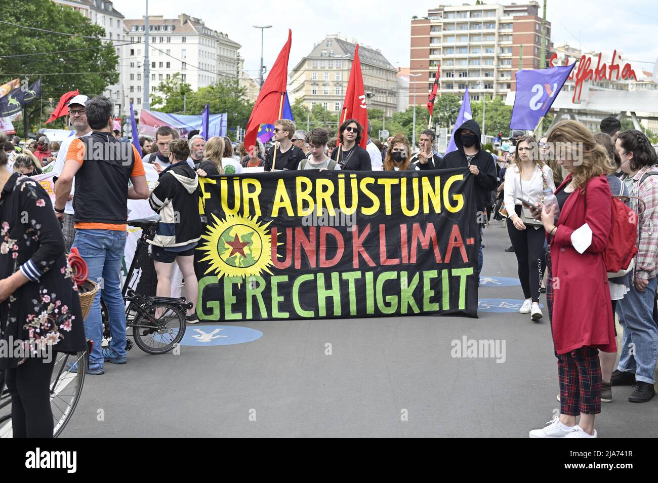 Vienna, Austria. 28th maggio 2022. Dimostrazione di giustizia climatica invece di politica concreta. Protesta contro il Lobau Autobahn. Lettura del banner "per il disarmo e la giustizia climatica”. Credit: Franz PERC/Alamy Live News Foto Stock