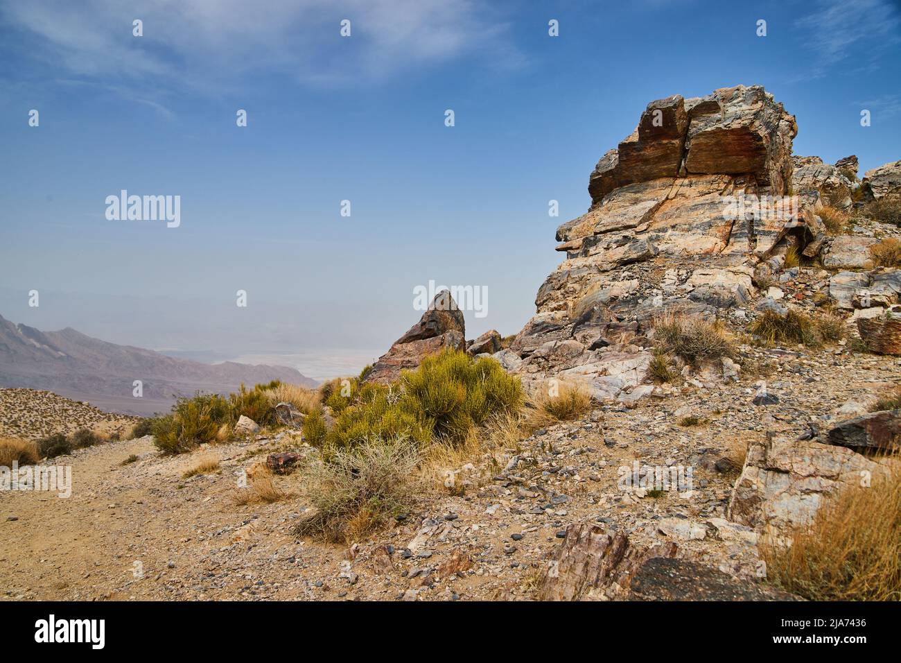 Grandi massi nelle colline del Parco Nazionale della Valle della morte Foto Stock