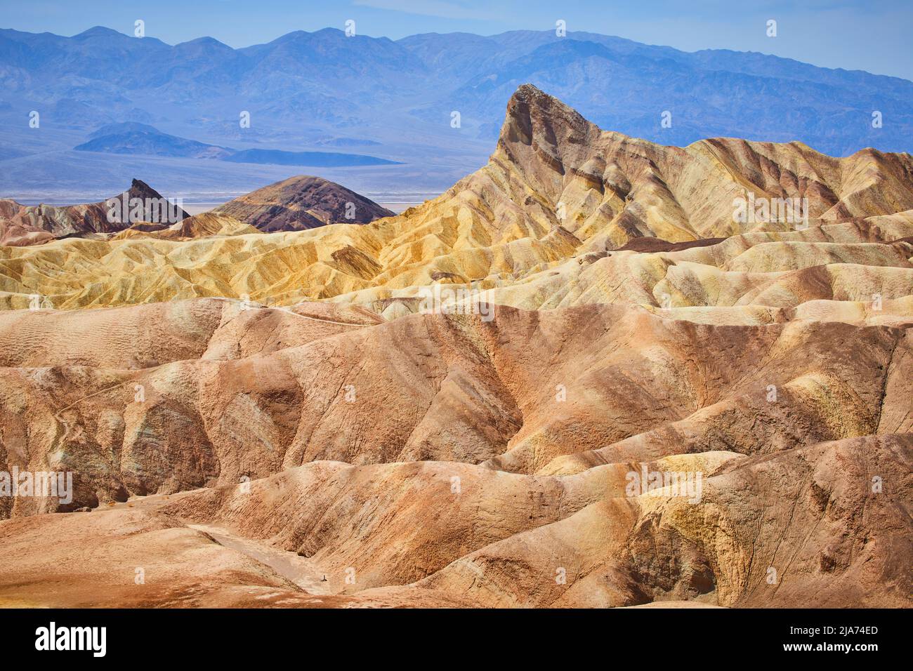 Formazioni di sedimenti della Death Valley a Zabriskie Point durante il giorno Foto Stock