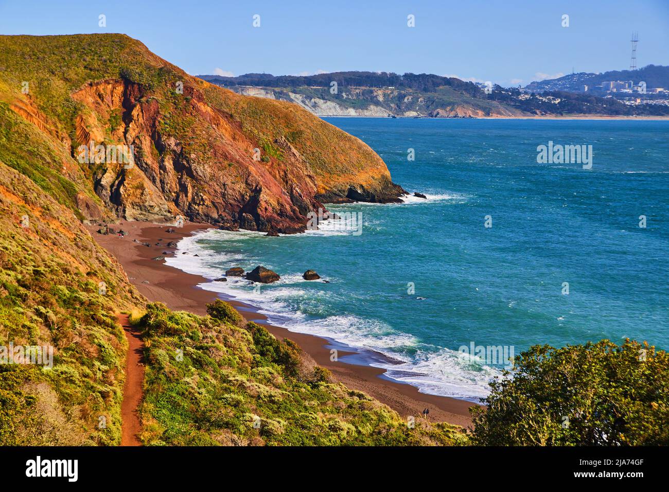 Sentiero escursionistico sulle colline che conduce a splendide spiagge oceaniche Foto Stock