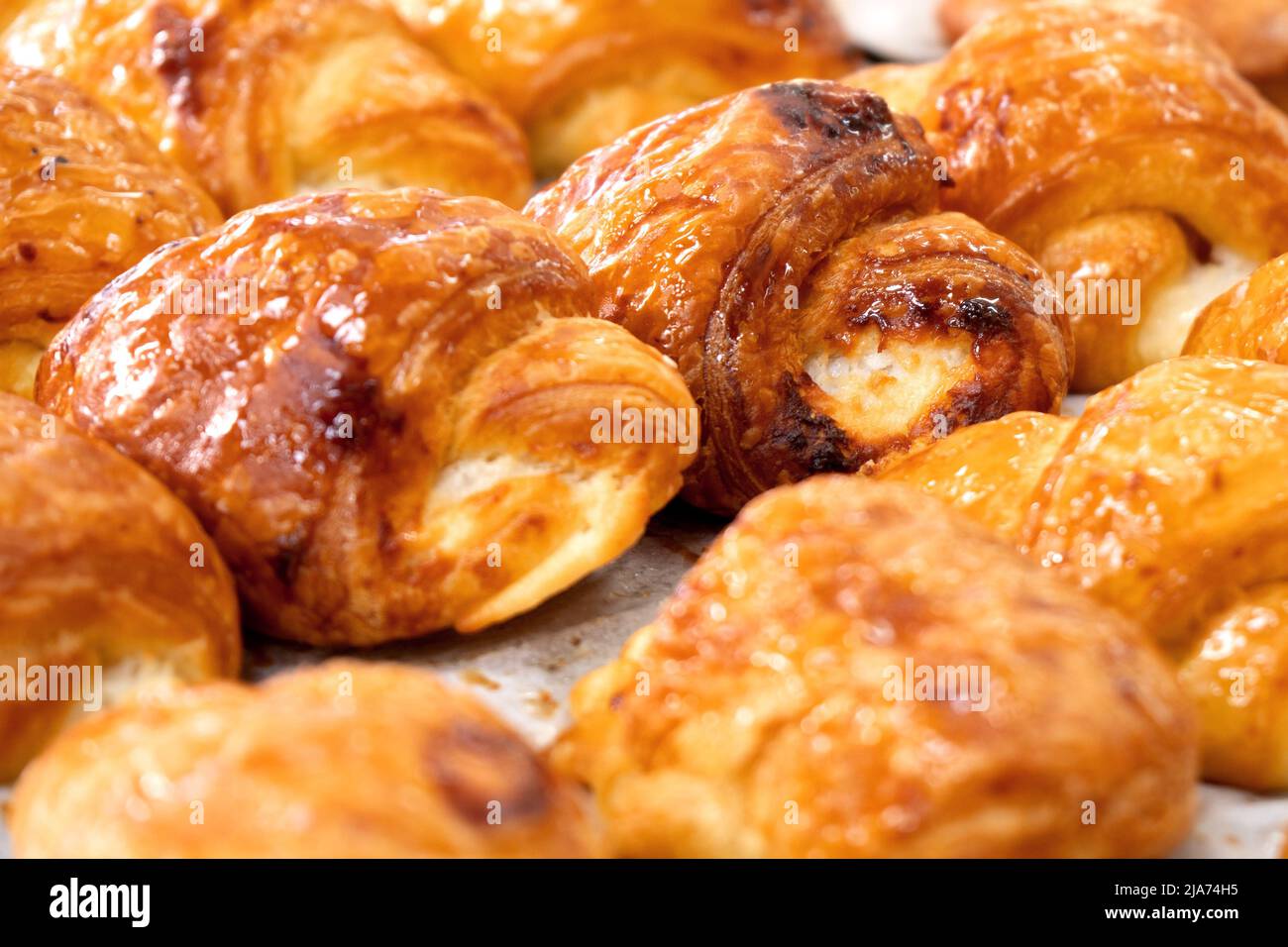 Gustosi panini appena sfornati al banco della panetteria Foto Stock