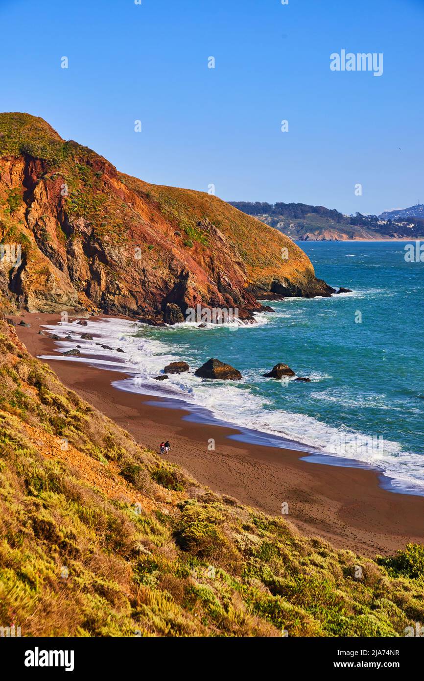 Colline vicino alla costa occidentale con spiagge sabbiose e onde oceaniche Foto Stock