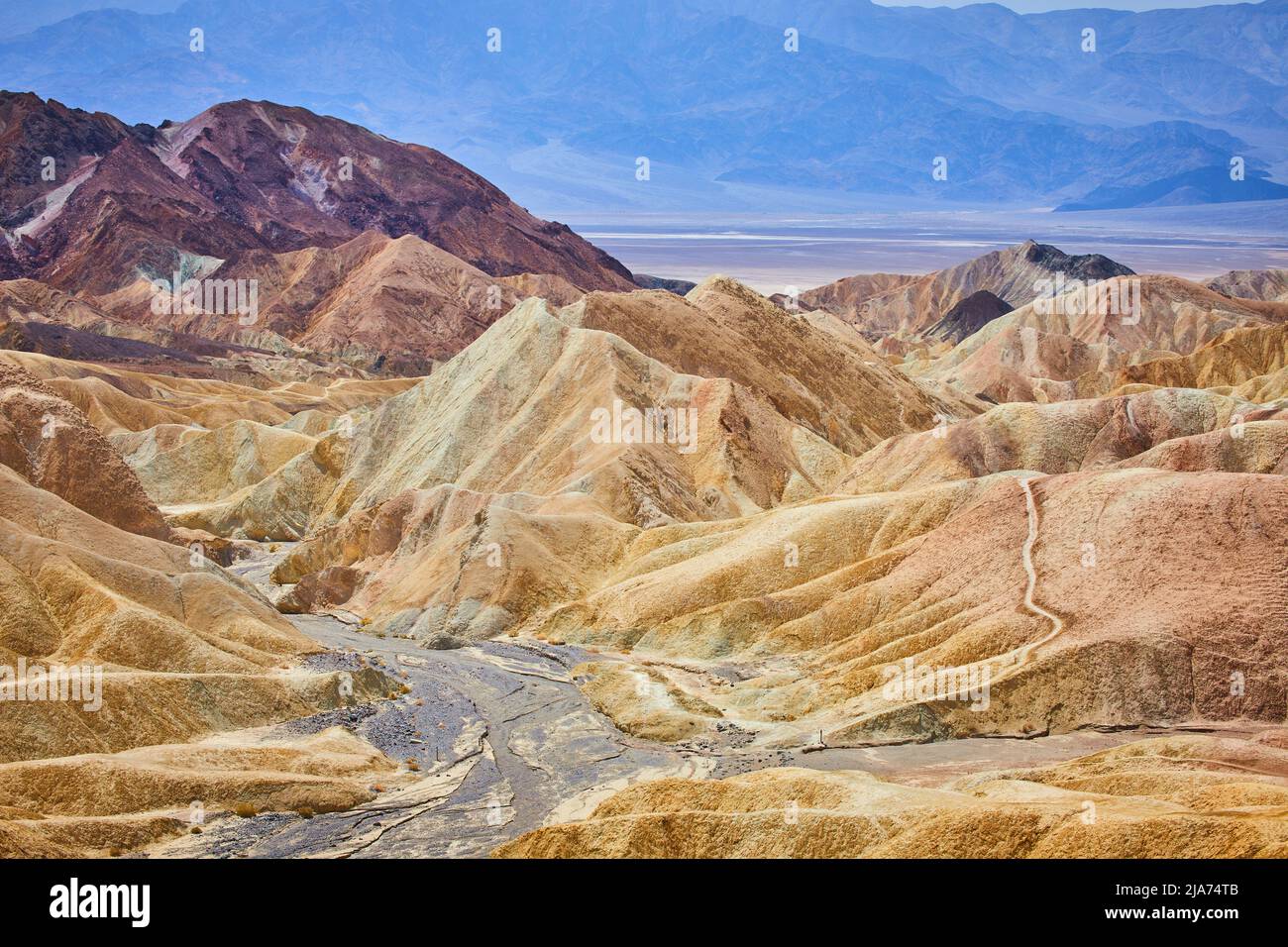 Percorso escursionistico attraverso colline di formazioni di sedimenti nella Valle della morte Foto Stock