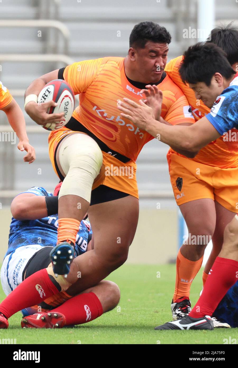 Tokyo, Giappone. 28th maggio 2022. Kubota Spears Funabashi Tokyo-bay prop Opeti Helu porta la palla al gioco del campionato di rugby giapponese Japan Rugby League One Division una partita di bronzo tra Kubota Spears Funabashi Tokyo-Bay e Toshiba Brave Lupus Tokyo a Tokyo sabato 28 maggio 2022. Kubota Spears Funabashi Tokyo-Bay sconfisse Toshiba Brave Lupus Tokyo 23-15 e Kubota finò il terzo della League One. Credit: Yoshio Tsunoda/AFLO/Alamy Live News Foto Stock