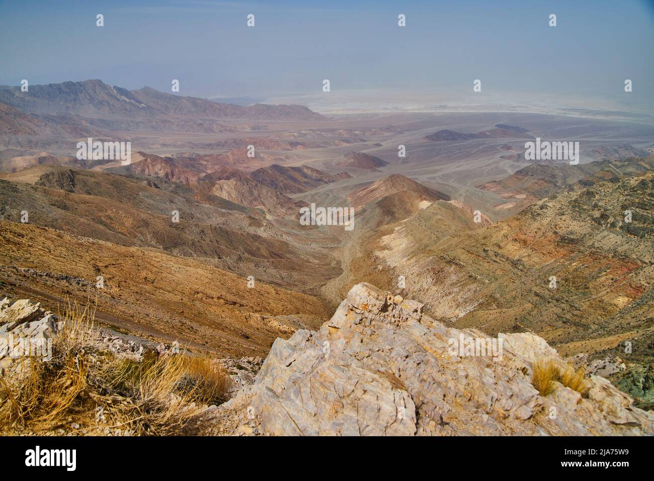 Vista alta delle montagne e del deserto sulla cima della montagna della Valle della morte Foto Stock