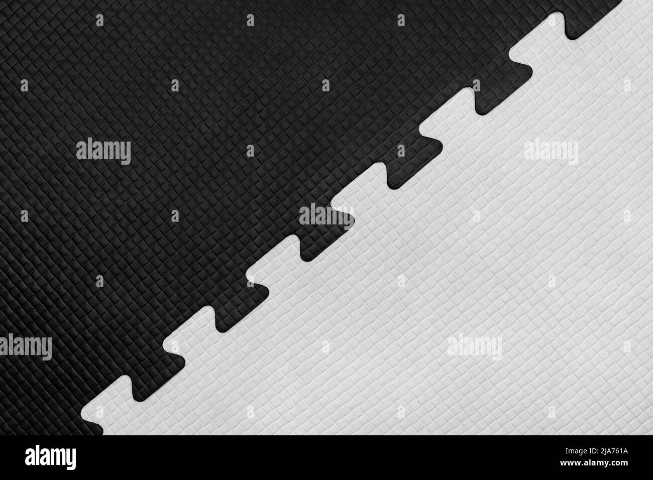 Bianco e nero Puzzle gomma Mat Pattern Gym pavimento sfondo astratto Design. Foto Stock