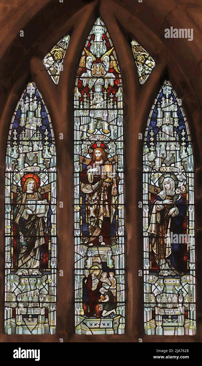 Vetrate di James Powell & Sons raffiguranti Gesù, San Giovanni e la Beata Vergine Maria, Chiesa di Repton, Derbyshire Foto Stock