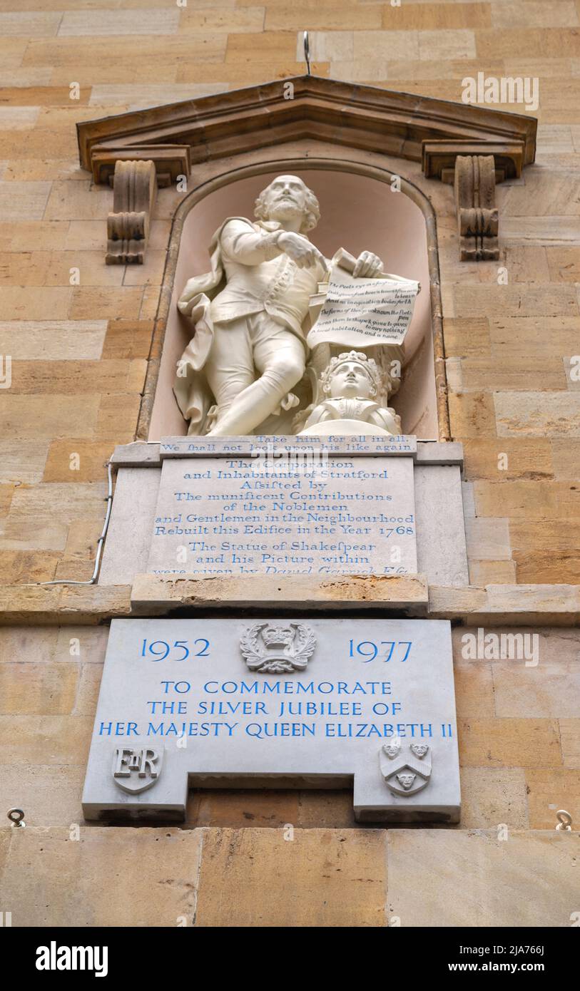 Statua di William Shakespeare al Municipio di Stratford e targa del Giubileo d'Argento della Regina Elisabetta II, 1952-1977, Inghilterra, Regno Unito. Foto Stock