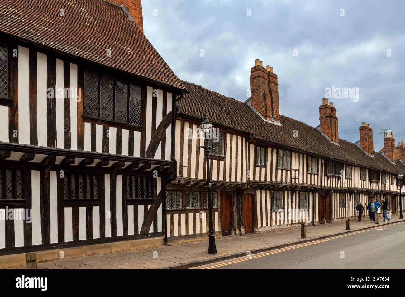 Una fila di 15th almshouses a graticcio in Church Street, Stratford-upon-Avon, Warwickshire, Inghilterra, Regno Unito. Foto Stock