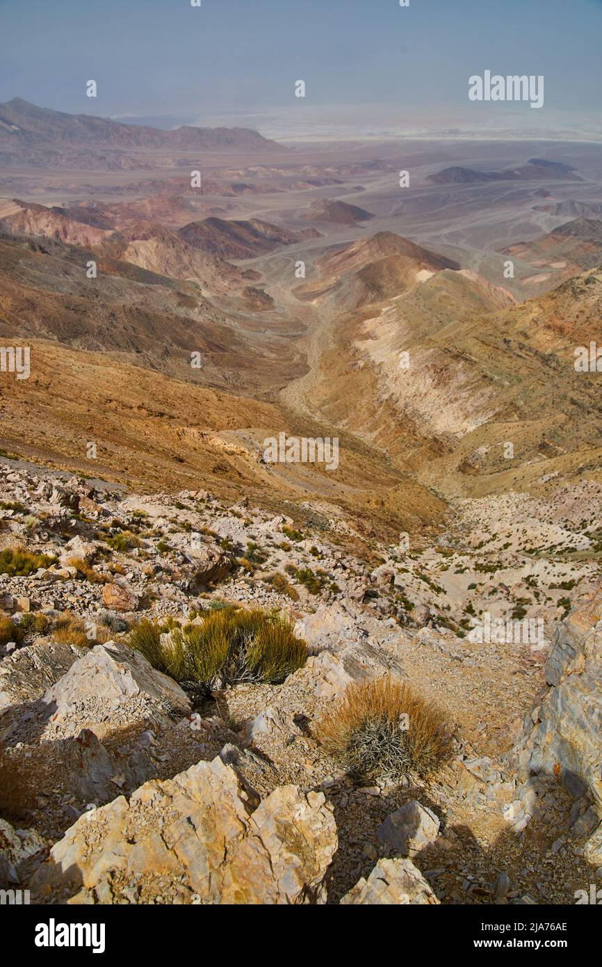 La Valle della morte offre una vista mozzafiato dalla cima della montagna Foto Stock
