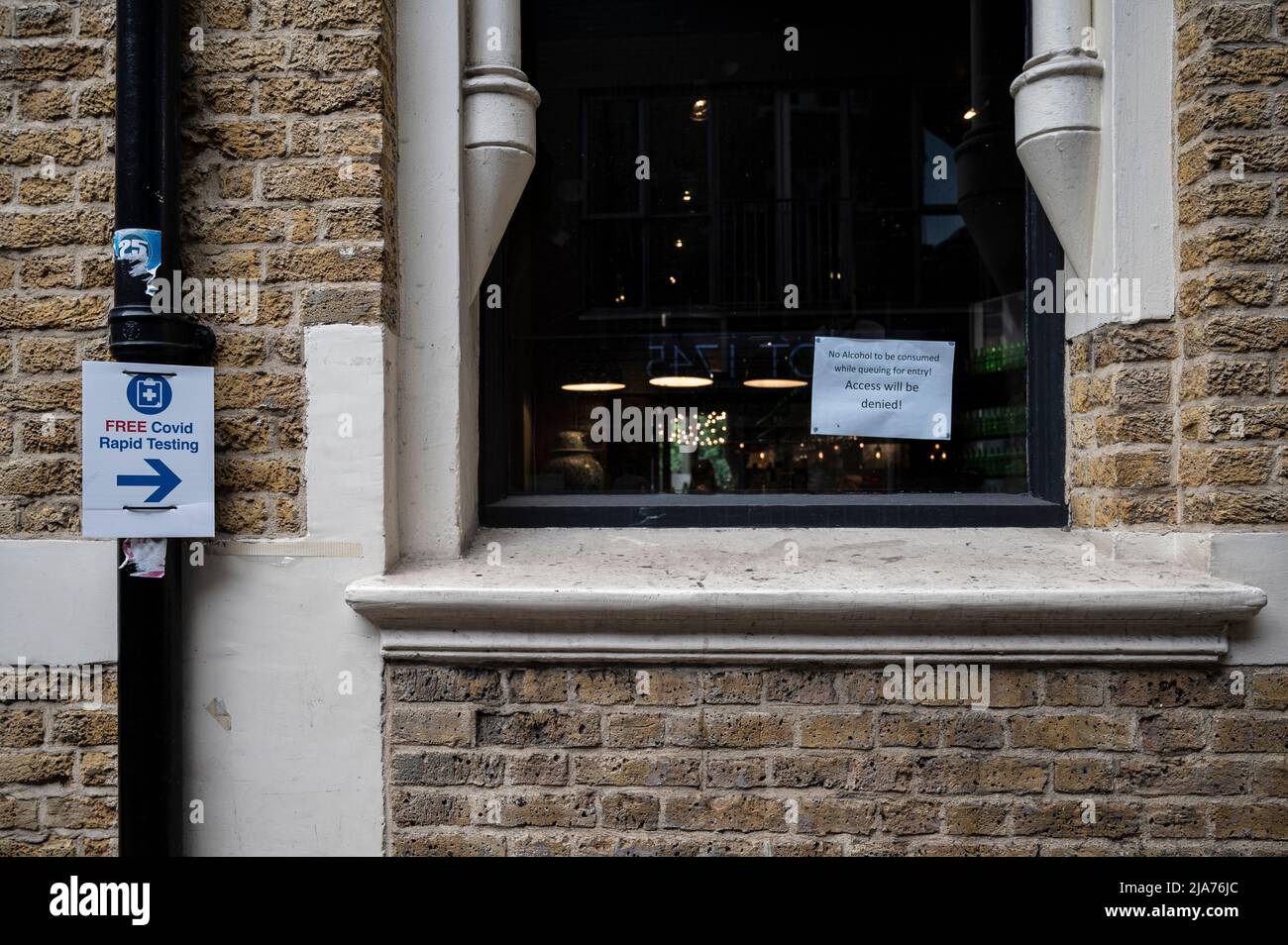 Cartello di Feee Covid Testiong, su un lampione, a Londra, in Inghilterra. Il segnale indica la strada verso il centro di prova Foto Stock