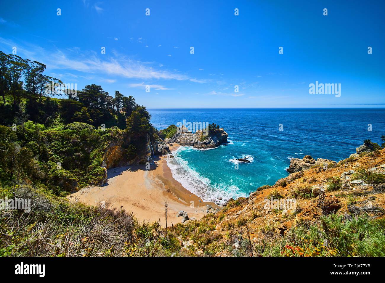 Baia costiera in California con cascata nascosta e spiagge sabbiose Foto Stock