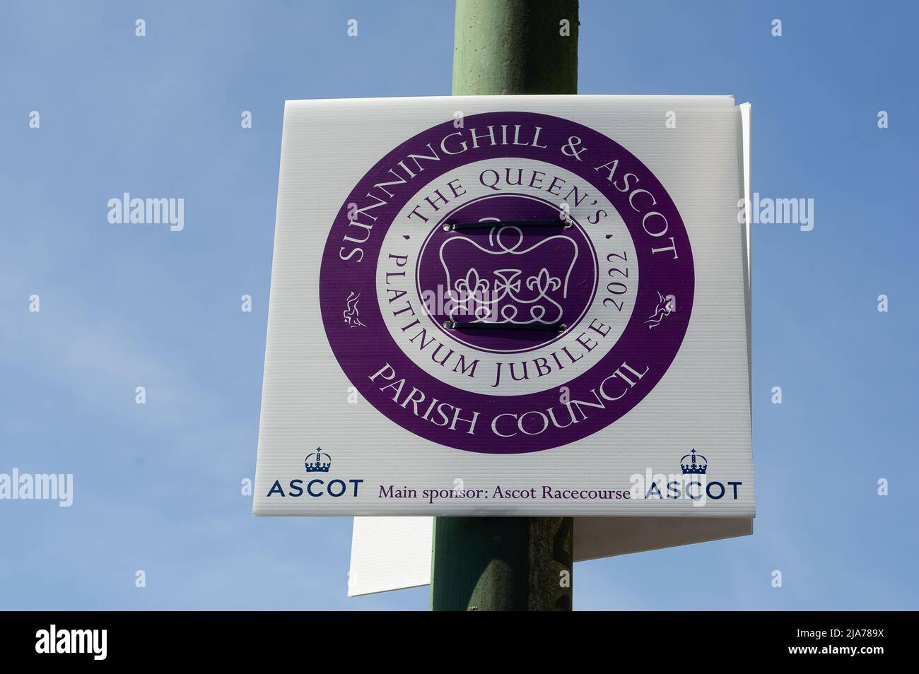 Ascot, Berkshire, Regno Unito. 27th maggio 2022. Segni che celebrano sua Maestà il Giubileo del platino della Regina sono stati messi su lampioni lungo Ascot High Street da Sunninghill e Ascot Parish Council. Il 2nd giugno si svolgerà a Sunninghill una Party Platinum nel Parco. Credit: Maureen McLean/Alamy Foto Stock
