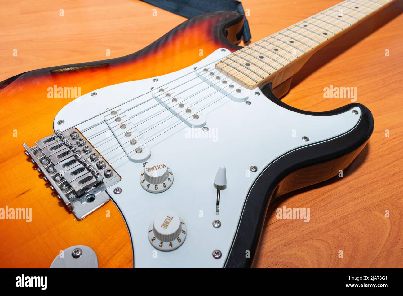 Una vecchia chitarra elettrica polverosa che ha rimasto in un armadio per molti anni Foto Stock