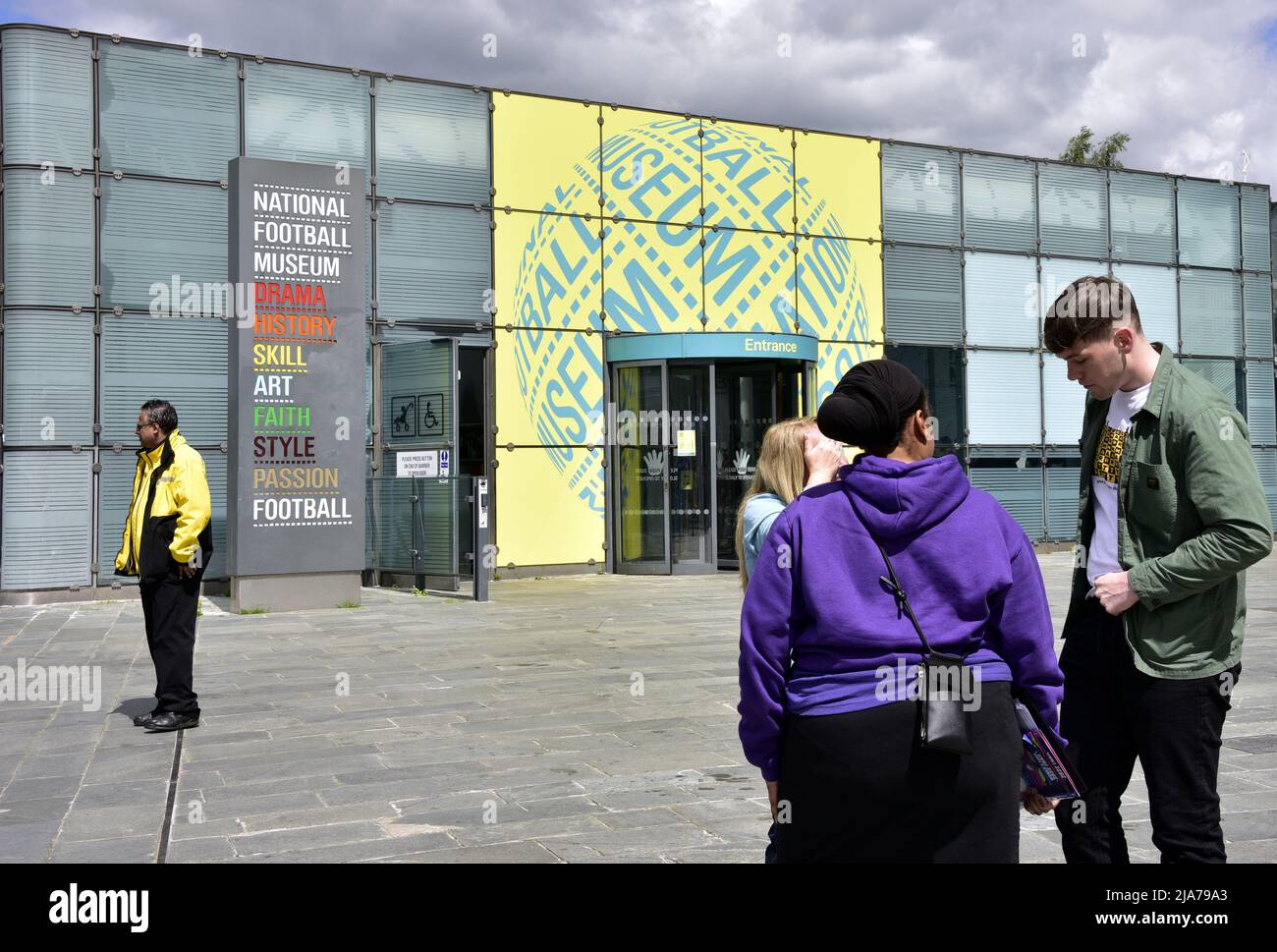 Manchester, Regno Unito, 28th maggio 2022. Museo del calcio di Manchester. Al Football Museum di Manchester, Inghilterra, Regno Unito, arriva una roadshow nazionale che celebra L’EURO 2022 delle donne UEFA. Supportato dalla BBC offre la possibilità di imparare nuove abilità calcistiche. Gli organizzatori hanno dichiarato: "Scendi ai Cathedral Gardens per scattare foto con il trofeo, prendere parte alle attività, assistere a dimostrazioni di abilità straordinarie e ascoltare le storie dei relatori stellari". Il roadshow effettuerà 10 fermate nel Regno Unito. Credit: Terry Waller/Alamy Live News Foto Stock