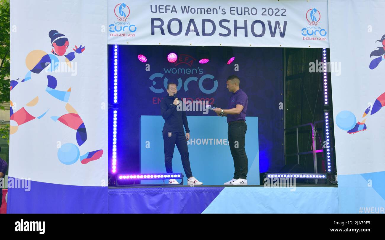 Manchester, Regno Unito, 28th maggio 2022. Inghilterra le donne Winger Emma Brown sono intervistate sul palco. Al Football Museum di Manchester, Inghilterra, Regno Unito, arriva una roadshow nazionale che celebra L’EURO 2022 delle donne UEFA. Supportato dalla BBC offre la possibilità di imparare nuove abilità calcistiche. Gli organizzatori hanno dichiarato: "Scendi ai Cathedral Gardens per scattare foto con il trofeo, prendere parte alle attività, assistere a dimostrazioni di abilità straordinarie e ascoltare le storie dei relatori stellari". Il roadshow effettuerà 10 fermate nel Regno Unito. Credit: Terry Waller/Alamy Live News Foto Stock