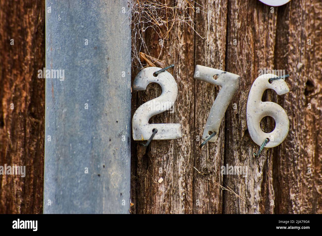 Particolare del numero 276 su asta telefonica in legno Foto Stock