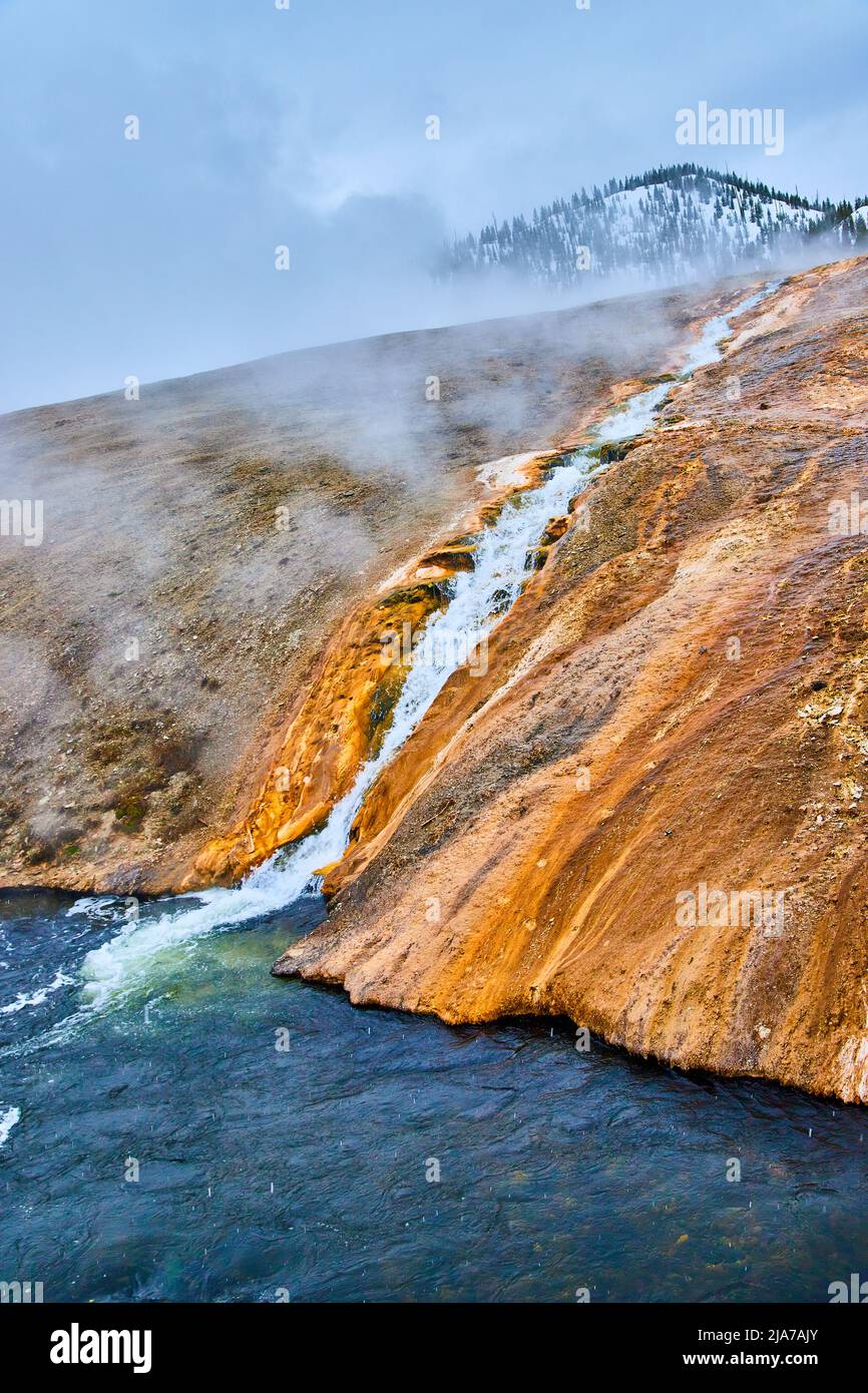 Cascata alcalina che si fonde in acqua di fiume pulita in Yellowstone Foto Stock