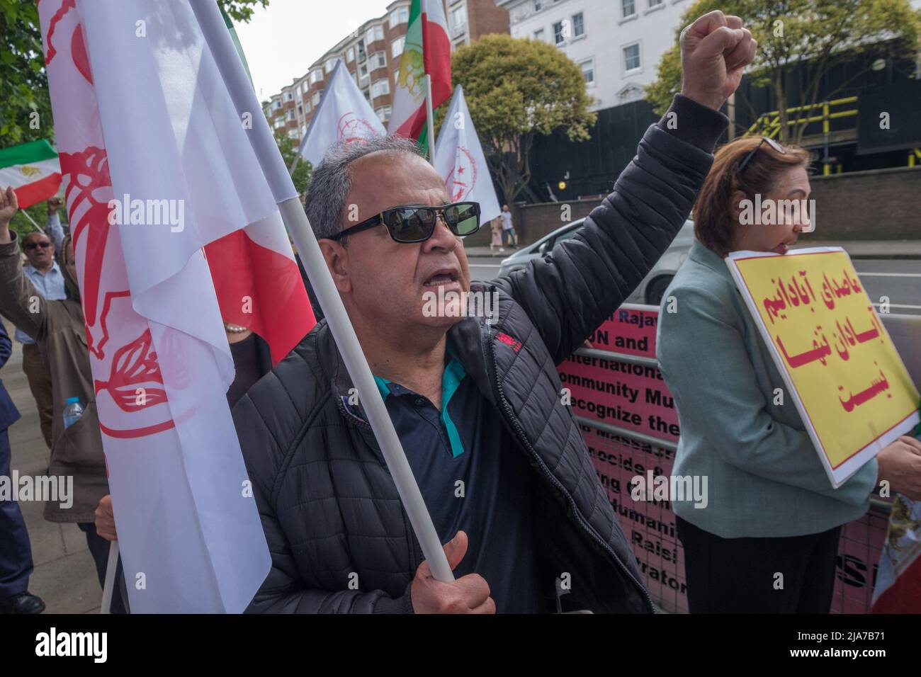 Londra, Regno Unito. 28th maggio 2022. La comunità anglo-iraniana e i sostenitori della resistenza iraniana (NCRI) protestano a sostegno delle proteste anti-regime in corso in Iran presso l'Ambasciata iraniana a Londra. Le proteste popolari sono aumentate per il rapido aumento dei prezzi, chiedendo aumenti delle pensioni e contro le disastrose politiche finanziarie iraniane e gli iraniani continuano a chiedere la fine della dittatura religiosa. Le proteste si sono svolte nelle città di tutto l’Iran nonostante la repressione da parte delle Guardie rivoluzionarie. Peter Marshall /Alamy Live News Foto Stock