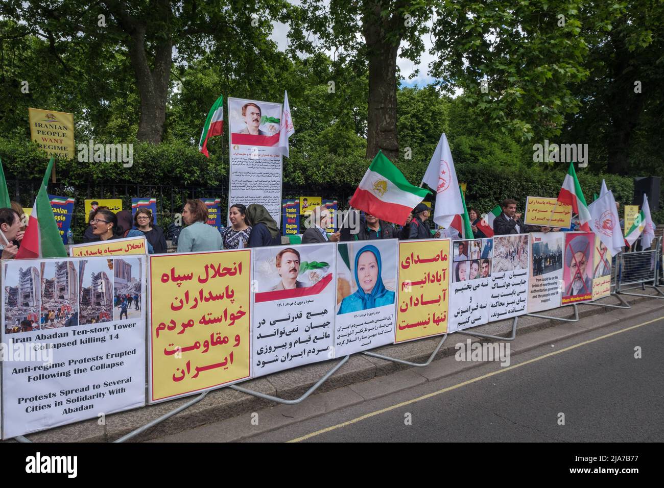 Londra, Regno Unito. 28th maggio 2022. La comunità anglo-iraniana e i sostenitori della resistenza iraniana (NCRI) protestano a sostegno delle proteste anti-regime in corso in Iran presso l'Ambasciata iraniana a Londra. Le proteste popolari sono aumentate per il rapido aumento dei prezzi, chiedendo aumenti delle pensioni e contro le disastrose politiche finanziarie iraniane e gli iraniani continuano a chiedere la fine della dittatura religiosa. Le proteste si sono svolte nelle città di tutto l’Iran nonostante la repressione da parte delle Guardie rivoluzionarie. Peter Marshall /Alamy Live News Foto Stock