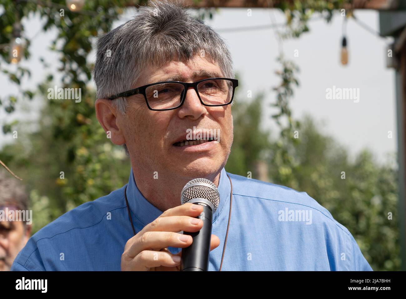 Napoli, Italia. 28th maggio 2022. Don Maurizio Patriciello, Parroco del Parco Verde di Caivano, Parroco di San Paolo Apostolo, durante il suo discorso alla mobilitazione convocata il 28 maggio, 2022 dalla Masseria Antonio Ferraioli in Afragola dopo le minacce estorsioni ricevute e per sottolineare che il bivio autostradale per raggiungere Ikea di Afragola, dovrà essere costruito in una zona diversa per garantire la sopravvivenza dei beni confiscati. Credit: Independent Photo Agency/Alamy Live News Foto Stock